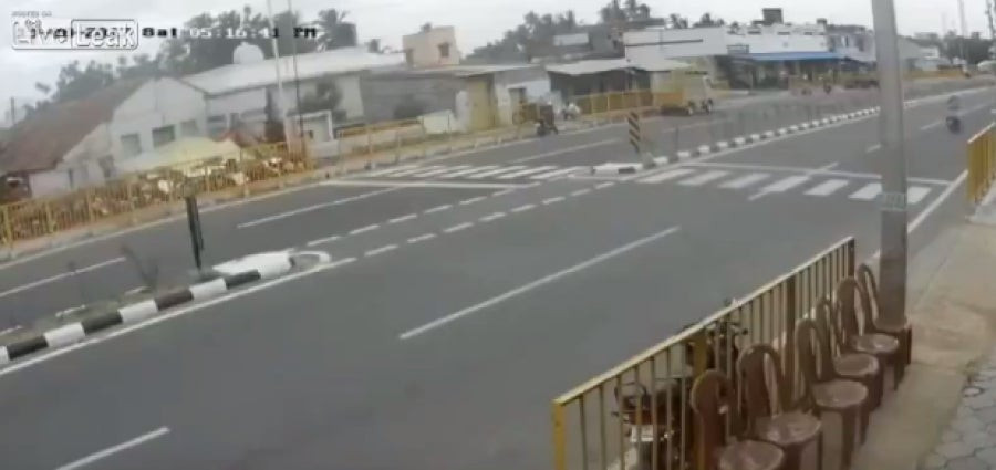 Απίστευτη σύγκρουση αυτοκινήτου με μηχανή σε…άδειο δρόμο (βίντεο)